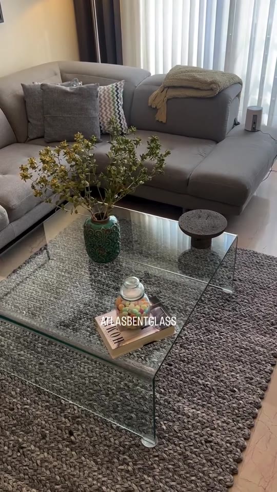 نمای نزدیک میز شیشه‌ای